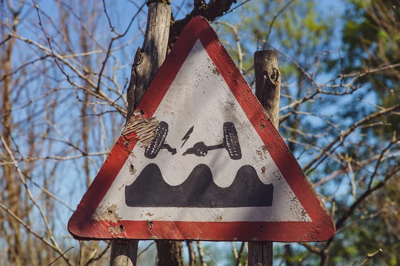 Panneaux de sécurité et marquage au sol : les normes à connaître absolument