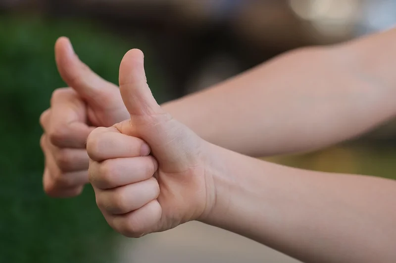 Geste de la main vs symbole graphique : ne pas confondre